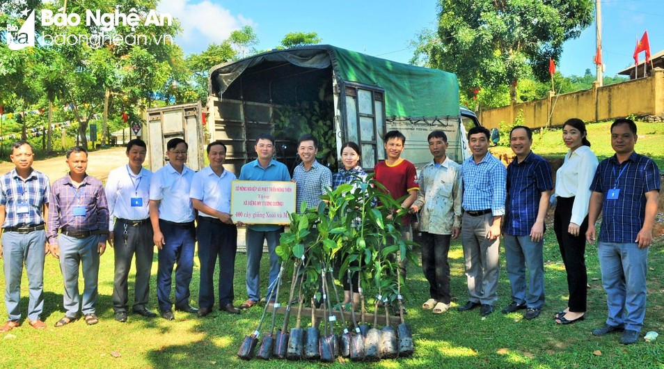 Đồng chí Trần Văn Hùng Phó Tổng Biên tập Báo Nghệ An trao 400 cây giống hỗ trợ cho xã Xiêng My, huyện Tương Dương Ảnh Hoàng Vĩnh