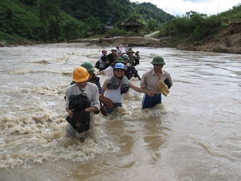 Đoàn nhà báo vượt lũ vào Nậm Giải Quế Phong (năm 2007) Ảnh Hữu Khá