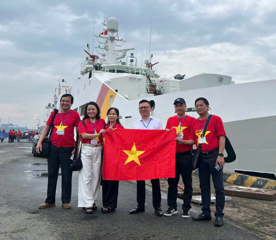 1 Đoàn Nghệ An chụp ảnh lưu niệm cùng Chủ tịch Hội Nhà báo Việt Nam Lê Quốc Minh trước giờ lên tàu