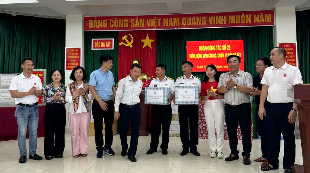 17 Đồng chí Hồ Thị Ngân Phó chủ tịch Hội nhà báo Nghệ An tham gia tặng quà tại Đảo Đá Tây