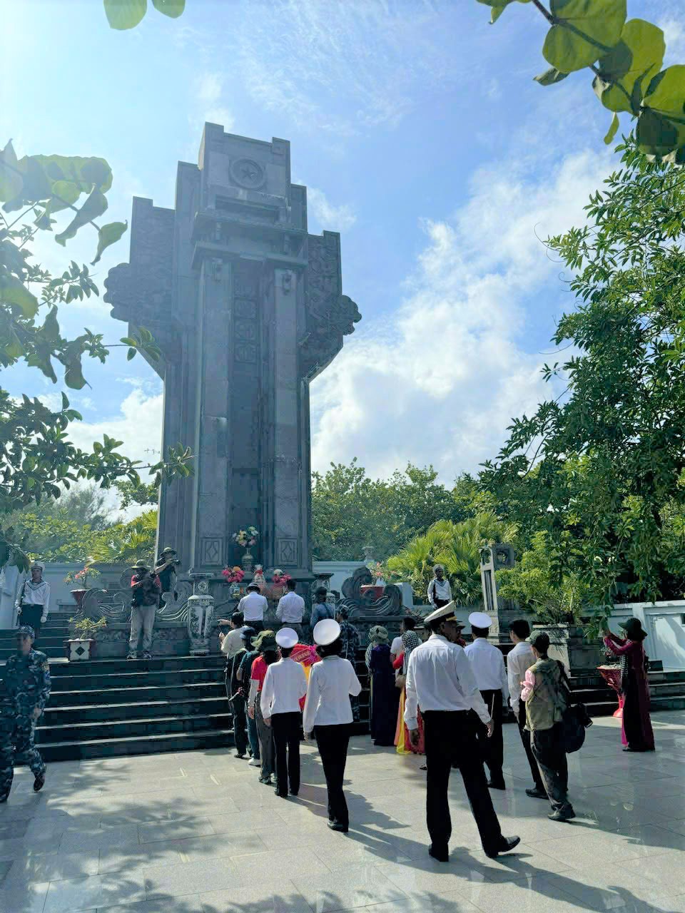 18 Tưởng niệm các liệt sỹ trên Đảo Trường Sa