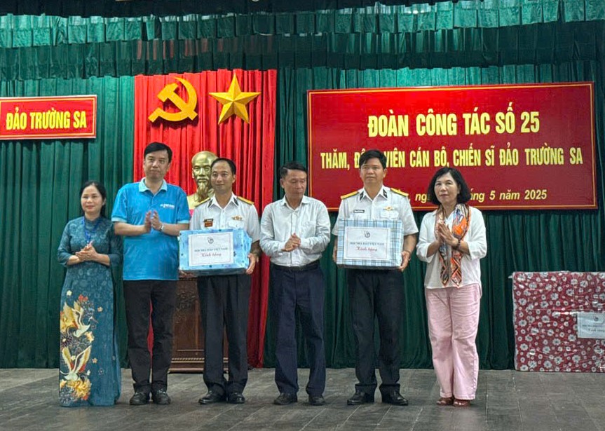 20 Thăm, rặng quà tại đảo Trường Sa