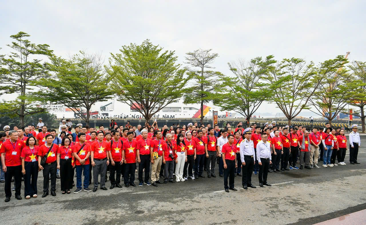 3 Đoàn tưởng niệm liệt sỹ hy sinh trên Đoàn tàu không số tại Cảng Cát Lái