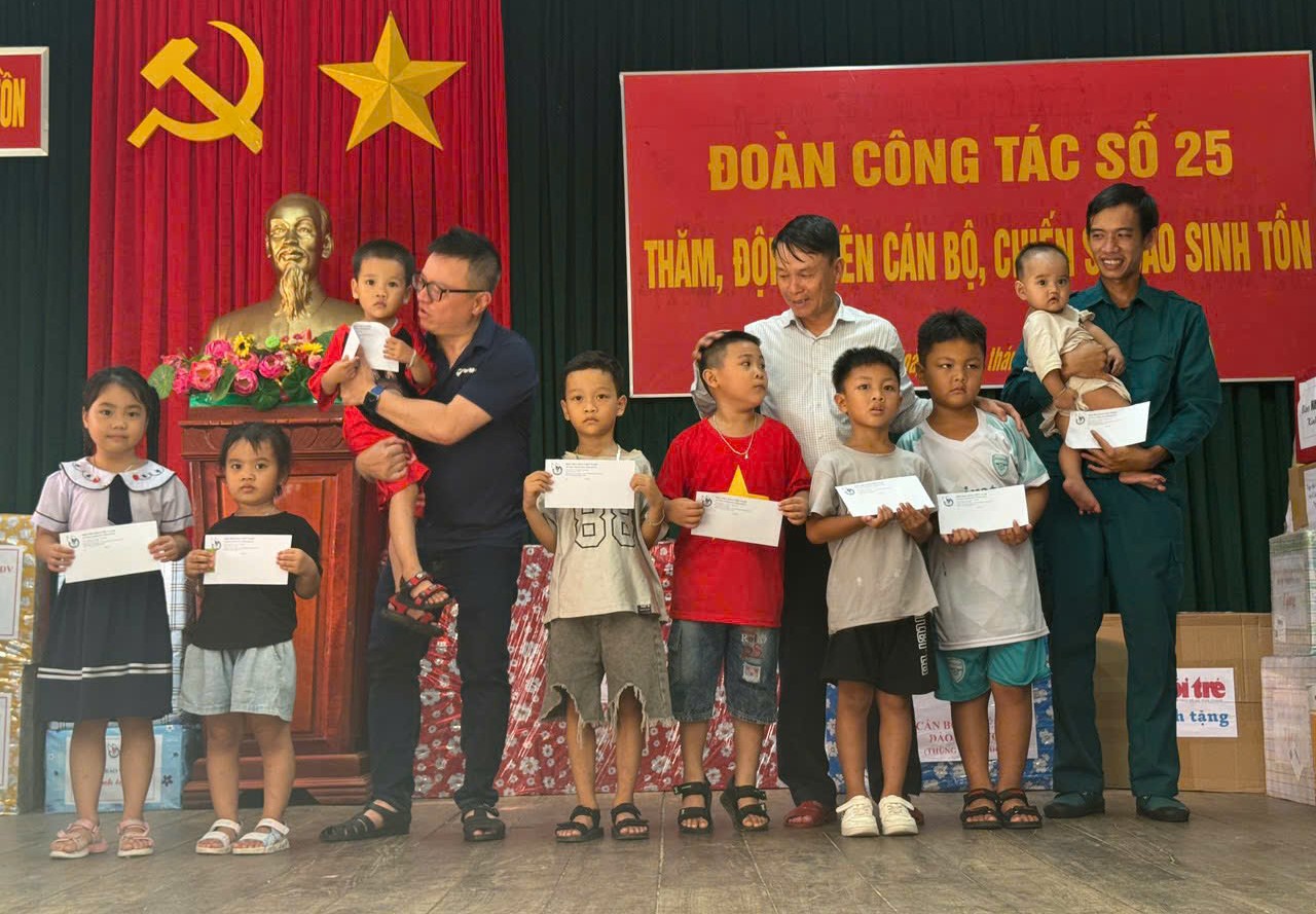 4 Đoàn công tác thăm và tặng quà trên Đảo Sinh Tồn