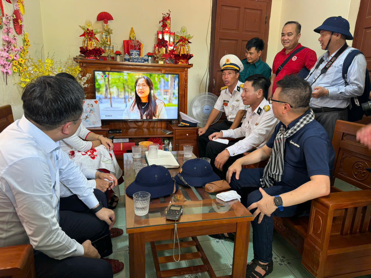 7 Đoàn thăm hộ dân ở Đảo Sinh Tồn