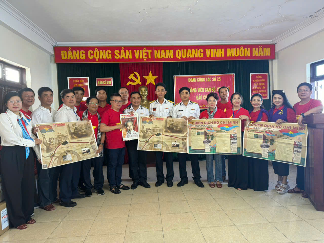 8 Báo Nhân dân tặng ấn phẩm tại đảo Cô Lin