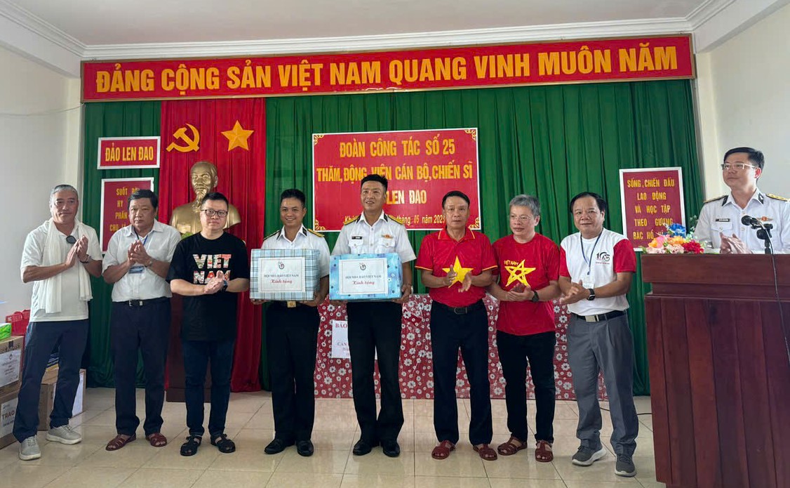 9 Đoàn tặng quà tại đảo Len Đao