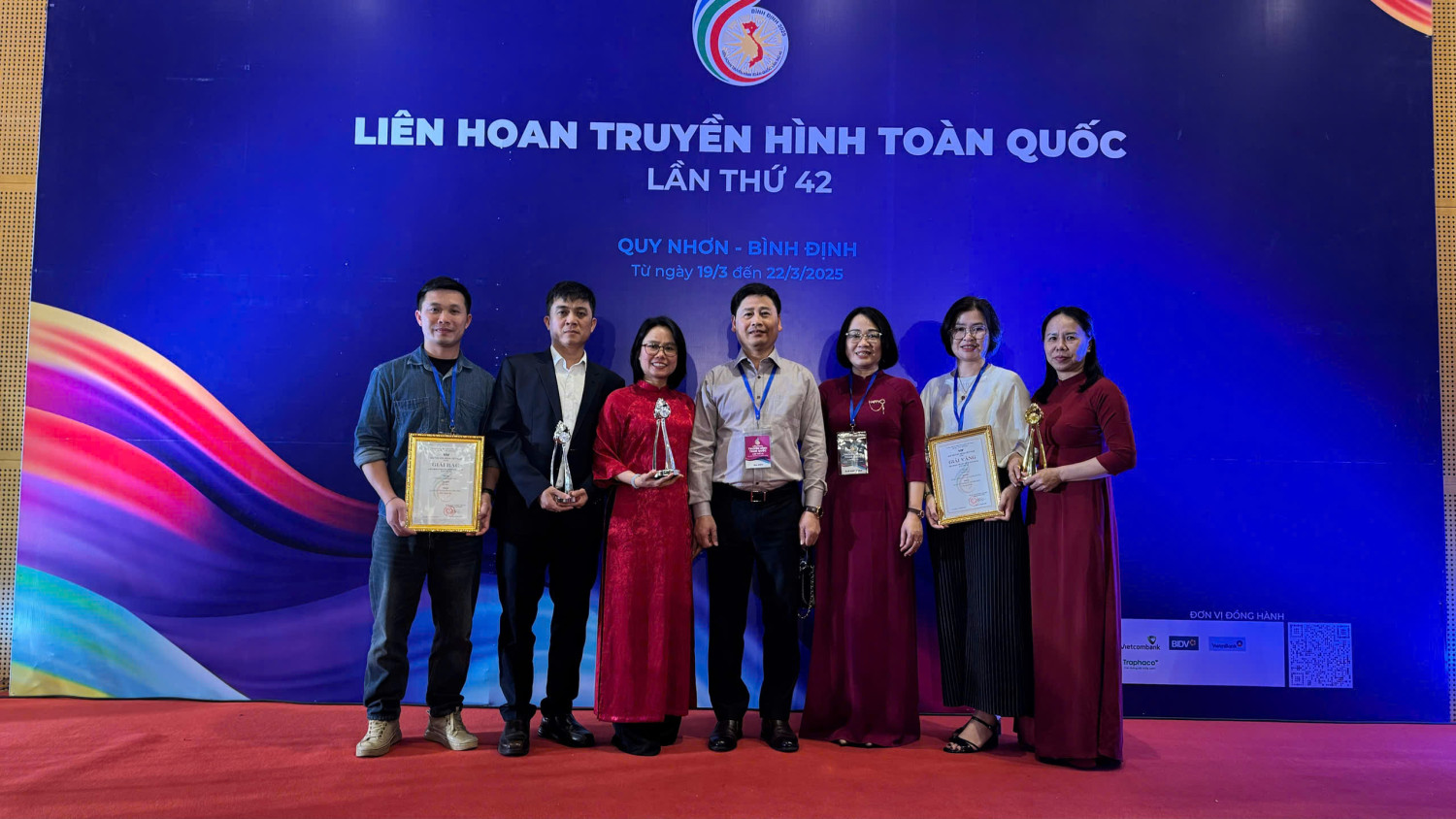 Ban Lãnh đạo Đài PT TH Nghệ An cùng các ekip đạt Giải tại Liên hoan