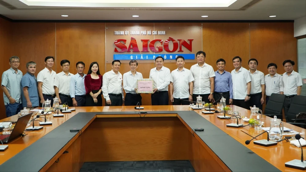 Đồng chí Phạm Ngọc Cảnh Phó Trưởng ban Tuyên giáo và Dân vận Tỉnh uỷ và lãnh đạo các cơ quan báo chí của tỉnh thăm, làm việc tại Báo Sài Gòn Giải phóng, tháng 12 2024