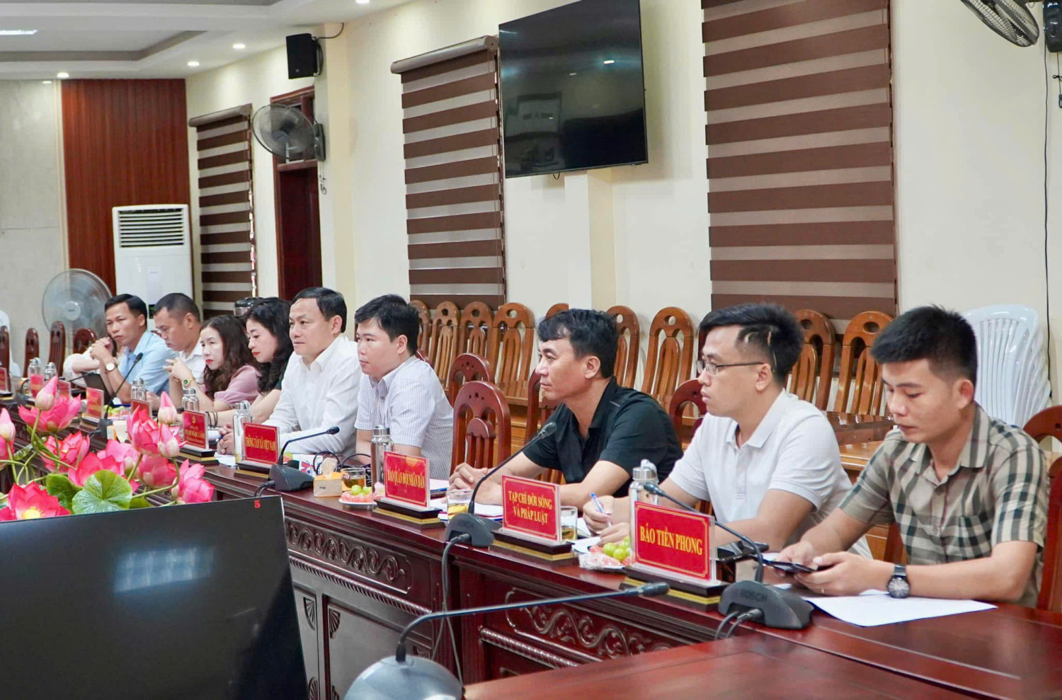 Đồng chí Phạm Ngọc Cảnh Phó trưởng ban Tuyên giáo và Dân vận Tỉnh uỷ cùng các cơ quan báo chí làm việc tại Tân Kỳ