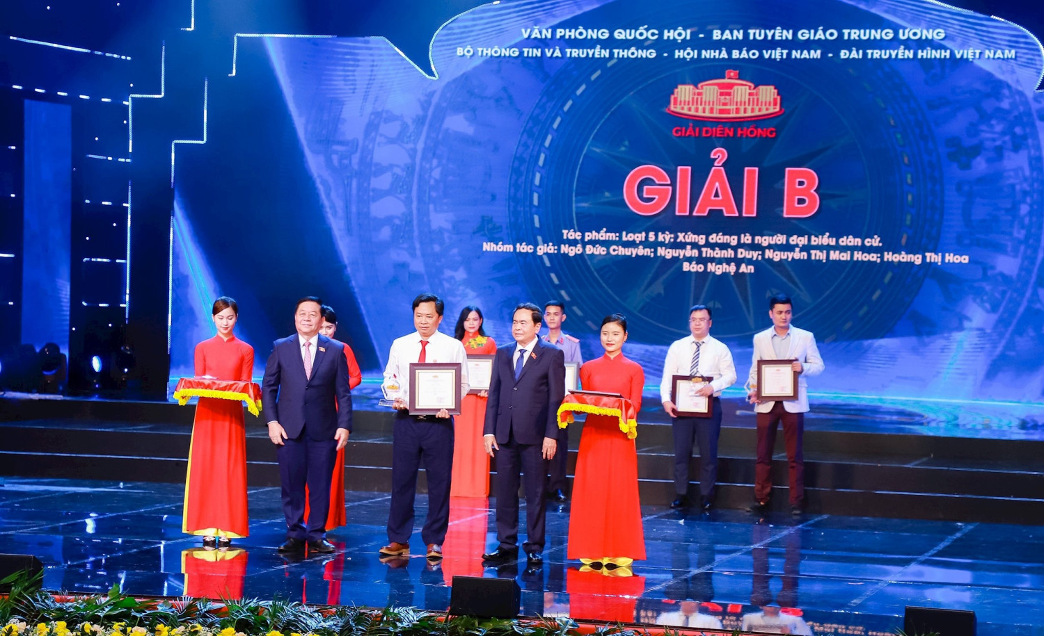 Đồng chí Trần Thanh Mẫn Ủy viên Bộ Chính trị, Phó Chủ tịch Thường trực Quốc hội, Trưởng Ban chỉ đạo Giải Diên Hồng và đồng chí Nguyễn Trọng Nghĩa Bí thư Trung ương Đảng, Trưởng ban Tuyên giáo Trung ương trao giả