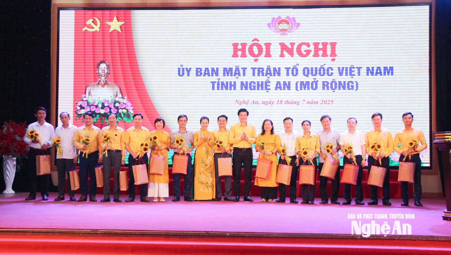 bna lanh dao uy ban mttq viet nam tinh tang qua cac dong chi thoi tham gia uy vien uy ban mttq viet nam tinh khoa xv anh mai hoa