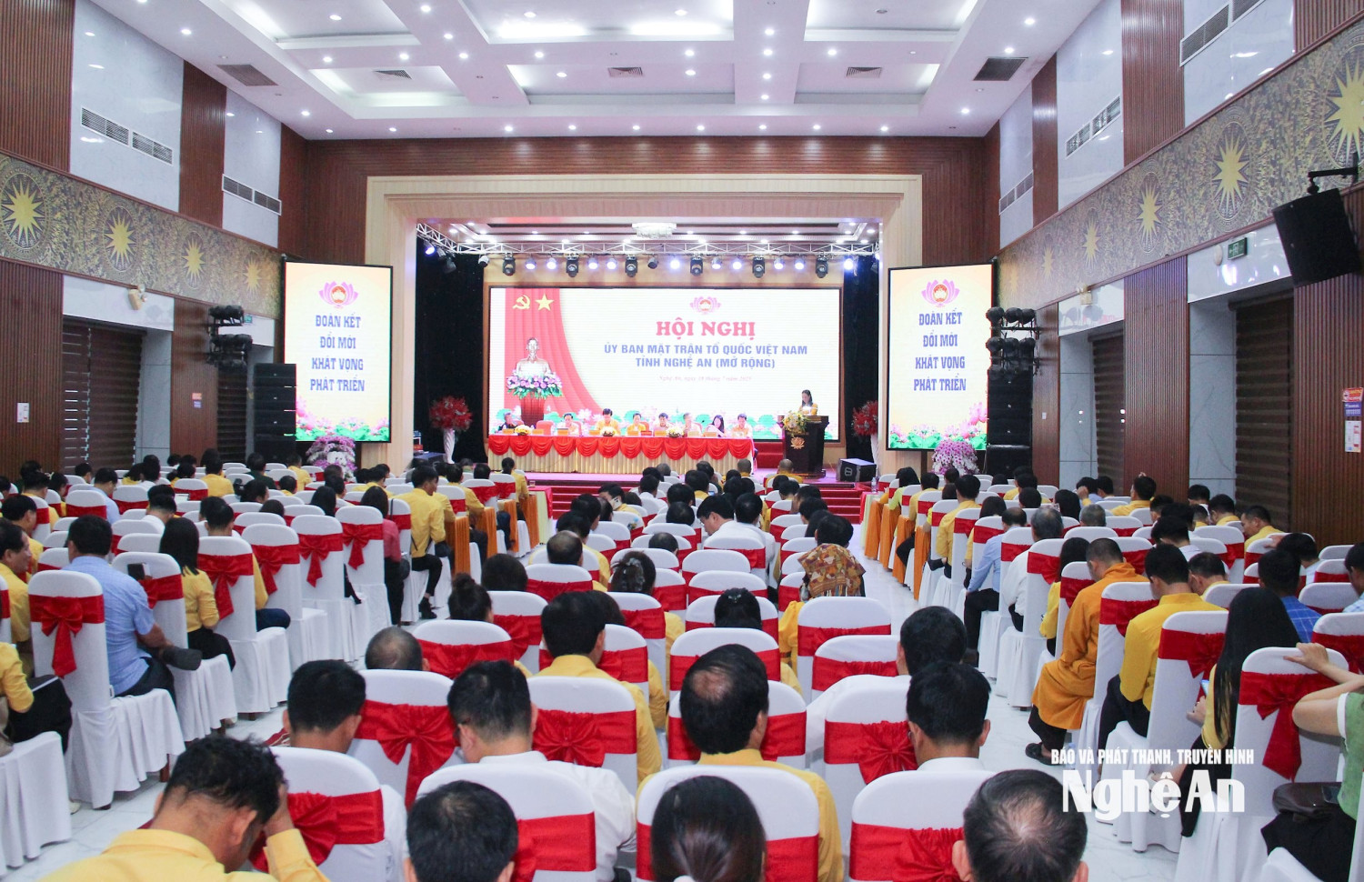 bna quang canh hoi nghi anh mai hoa