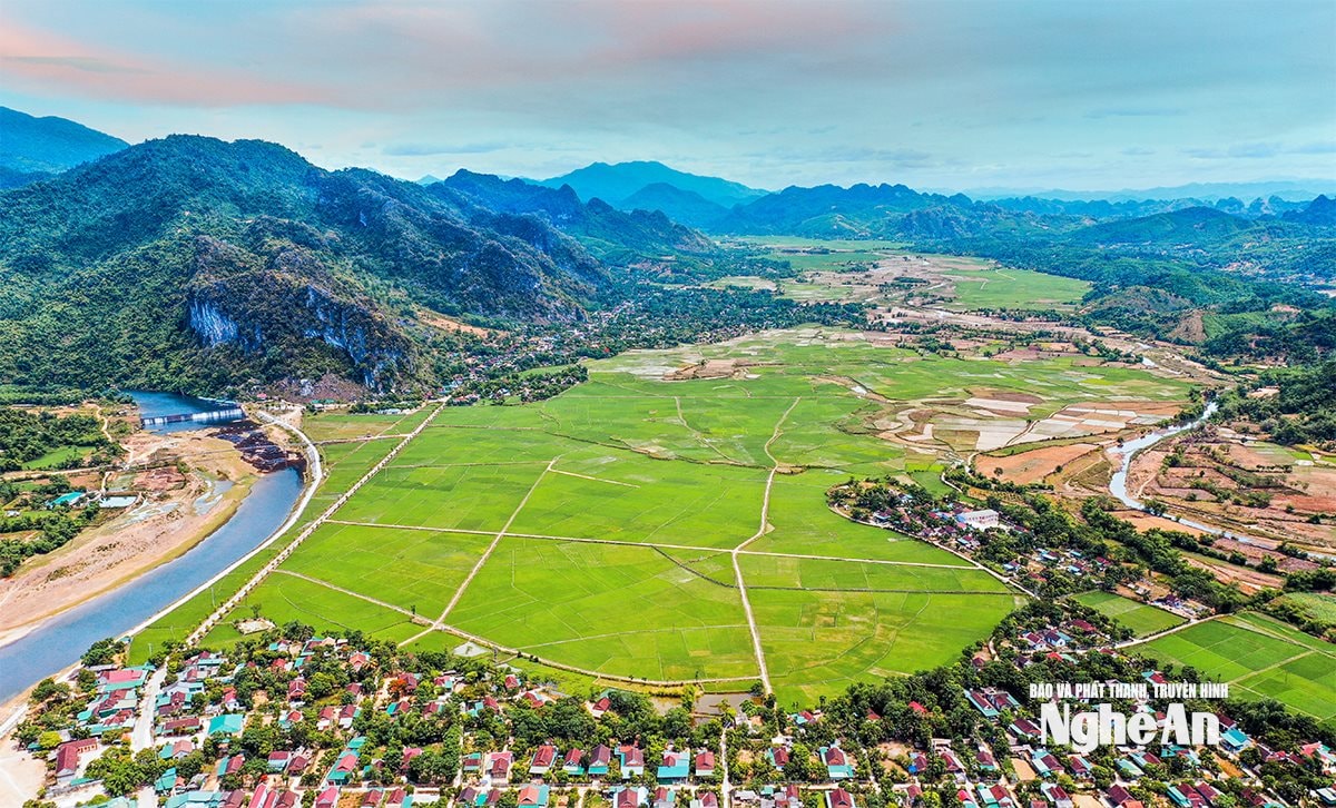 mot goc canh dong xa mon son va thang canh dap pha lai anh thanh cuong