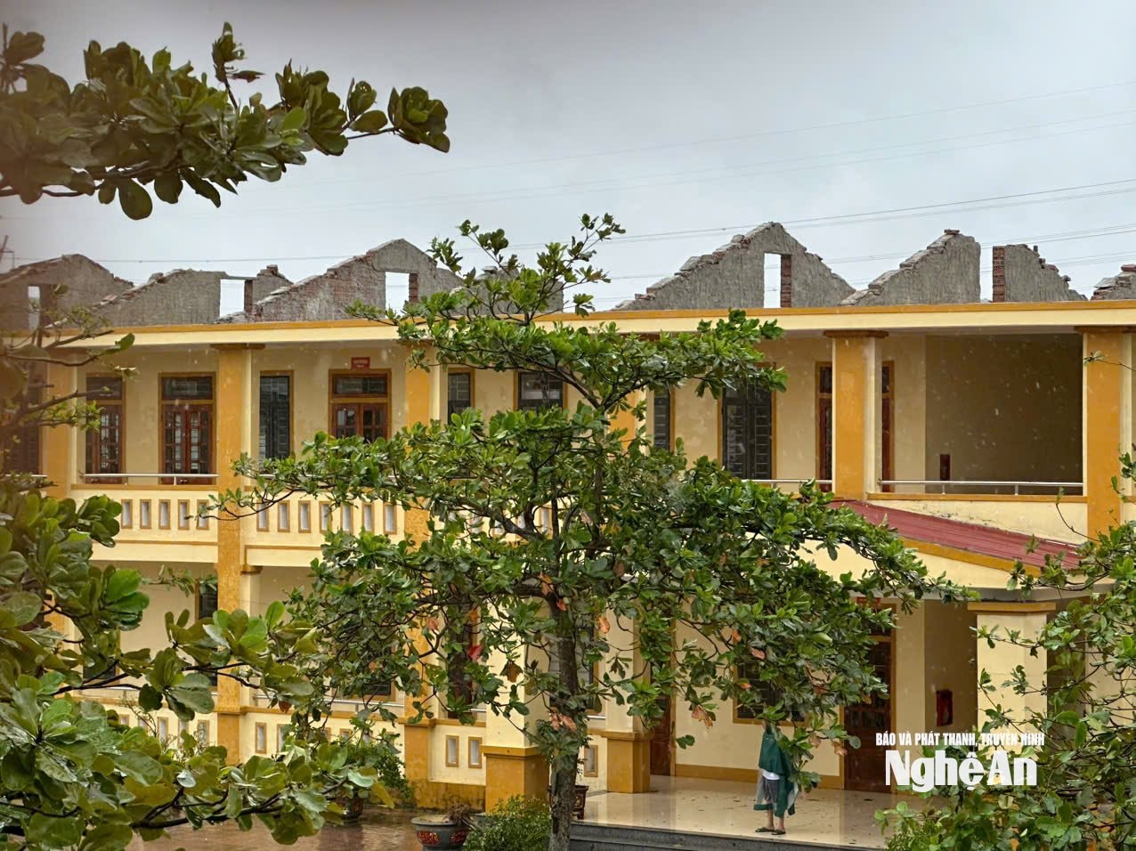 bna phan mai day nha lam viec va phong chuc nang cua truong tieu hoc da son bi hu hong nang anh ntcc