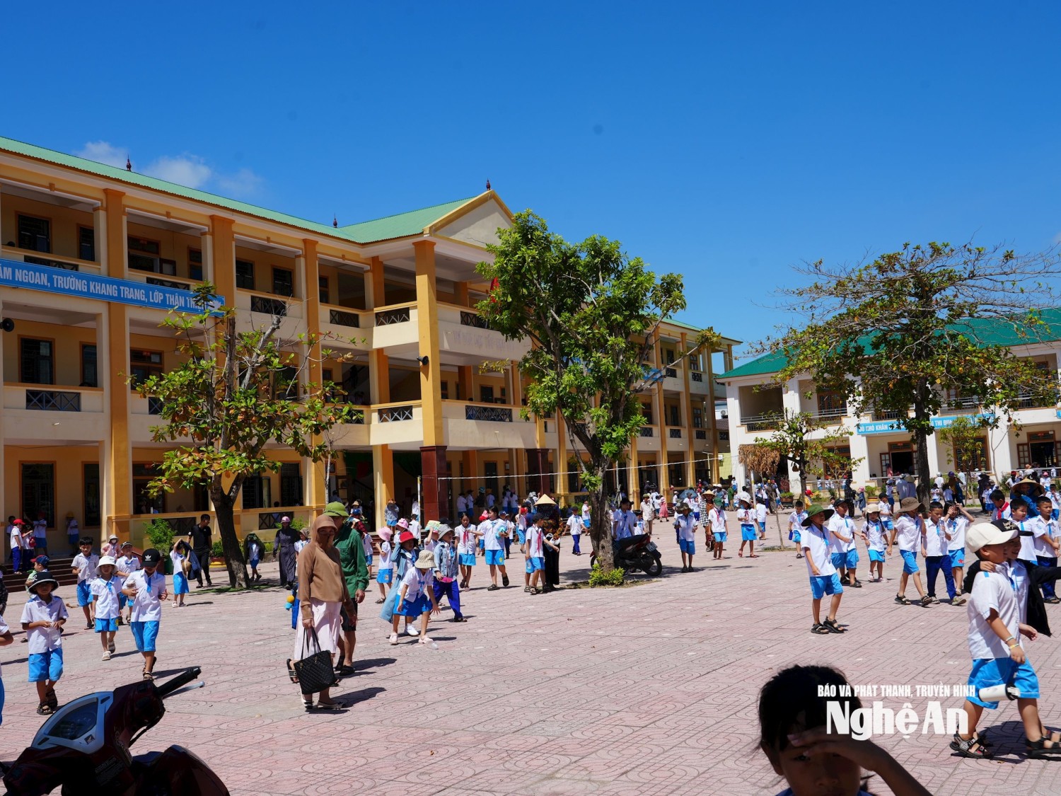 bna hoc sinh truong tieu hoc thi tran xa van an anh my ha