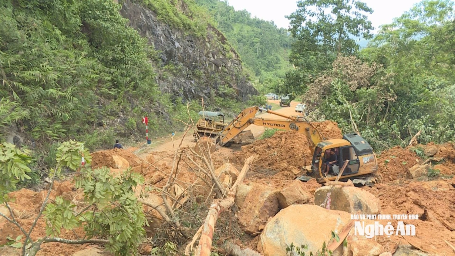 bna luc luong chuc nang dang tap trung phuong tien nhan luc day nhanh viec san ui de duong buoc mot tren quoc lo 48