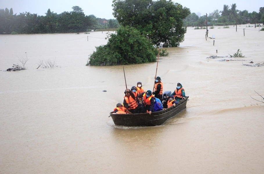 12 nguoi thiet mang va mat tich trong dot lu o mien trung tay nguyen 17 1075