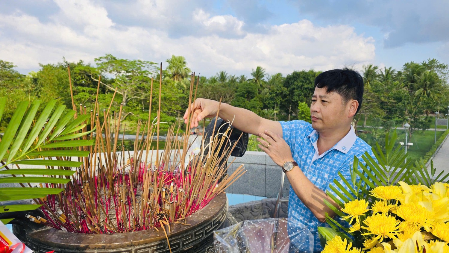 1 Đồng chí Trần Minh Ngọc dâng hương tại Thành Cổ Quảng Trị