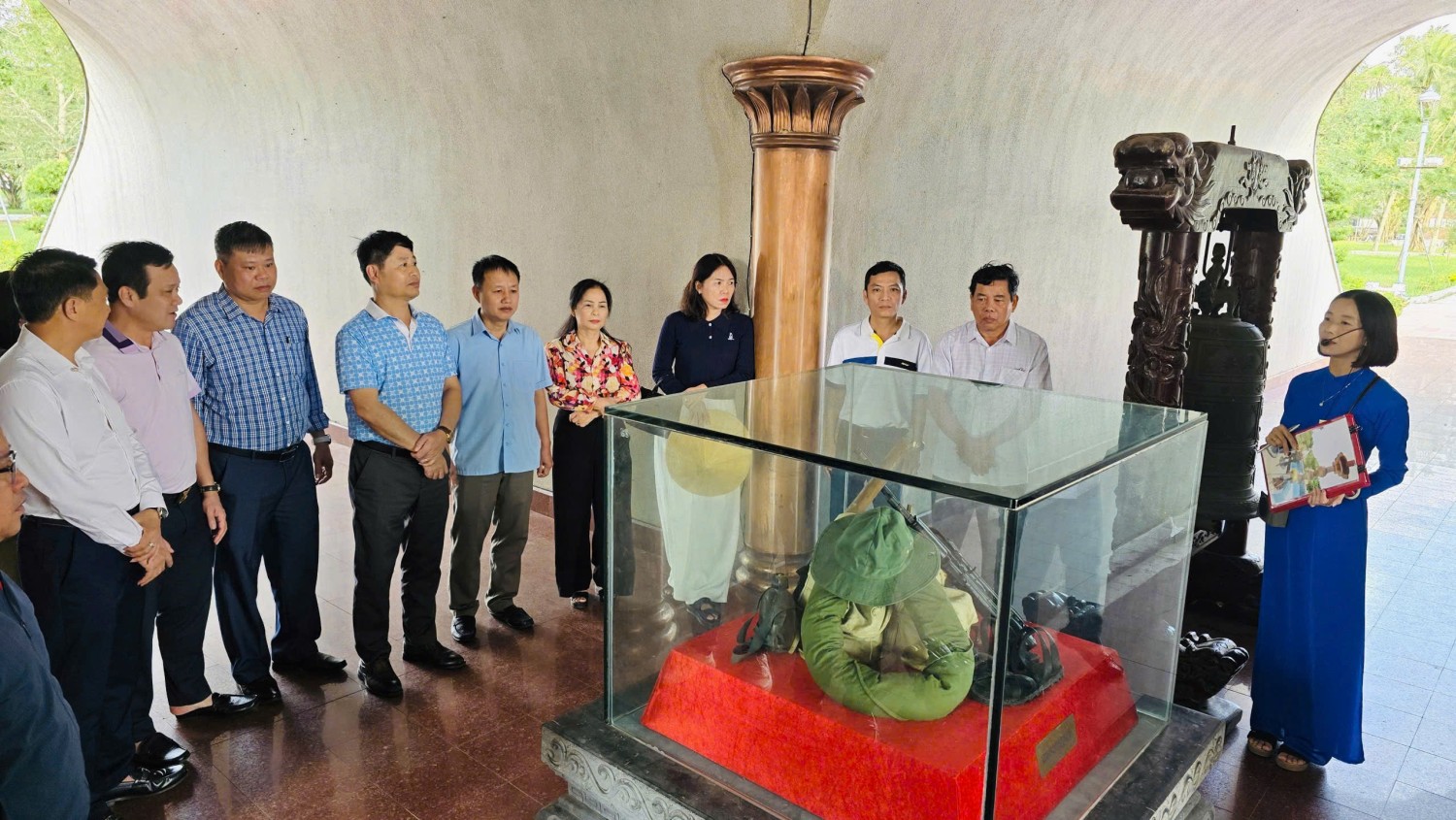 2 Đoàn nghe thuyết minh tại Thành Cổ