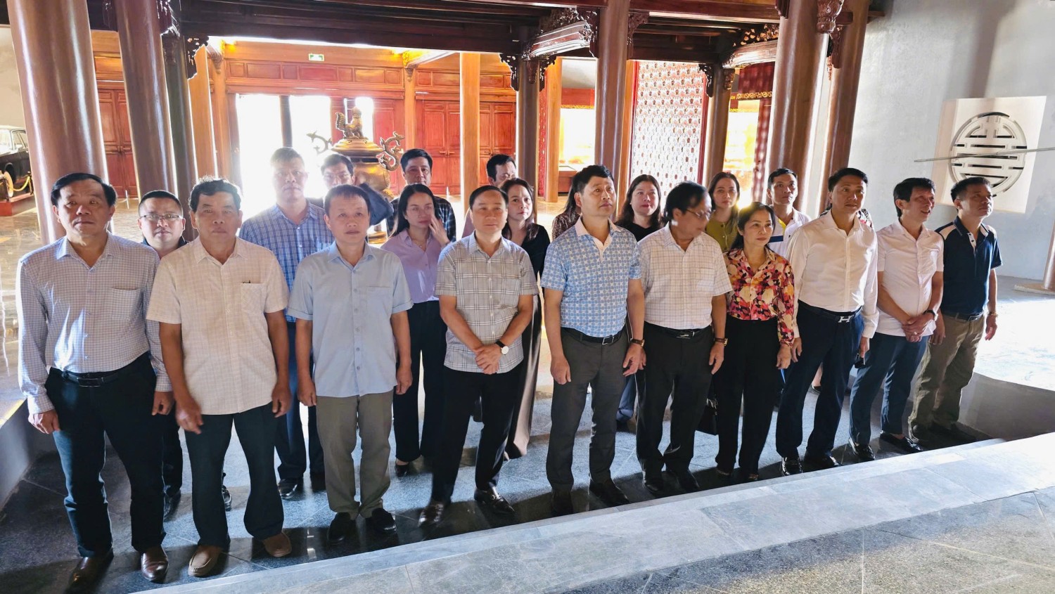 4 Đoàn dâng hương tại Khu lưu niệm Tổng Bí thư Lê Duẩn