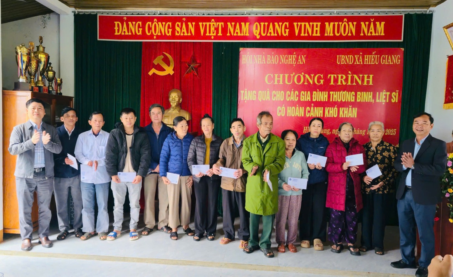 6,7 Đồng chí Trần Minh Ngọc và đại diện Lãnh đạo xã Hiếu Giang trao quà cho các gia đình thương binh, liệt sỹ