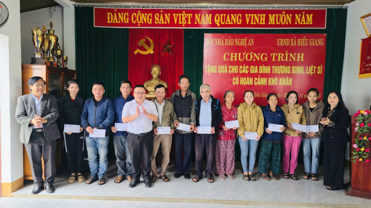 8 Đồng chí Hồ Thị Ngân, Phó Chủ tịch Thường trực Hội Nhà báo Nghệ An và đồng chí Phạm Hùng Hưng đại diện Hoàng Gia Phát Gruop trao quà cho các gia đình thương binh, liệt sỹ xã Hiếu Giang