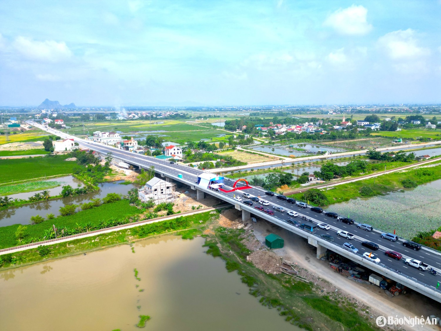 Cầu vượt đường sắt Quốc lộ 7 tại Diễn Châu đã hoàn thành đưa vào sử dụng